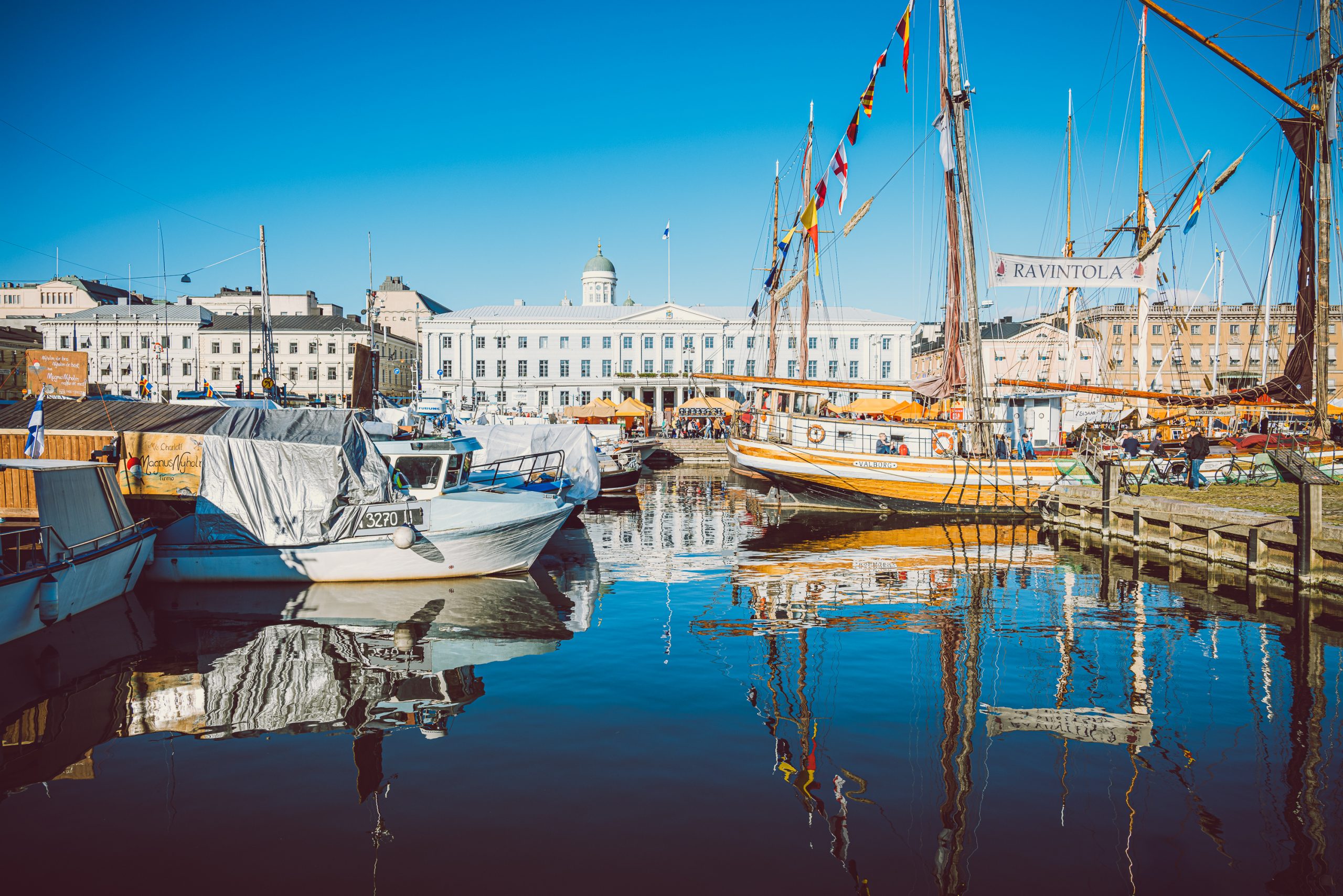 Meriteatteri laulaa Stadin Silakkamarkkinoilla lokakuussa 2022